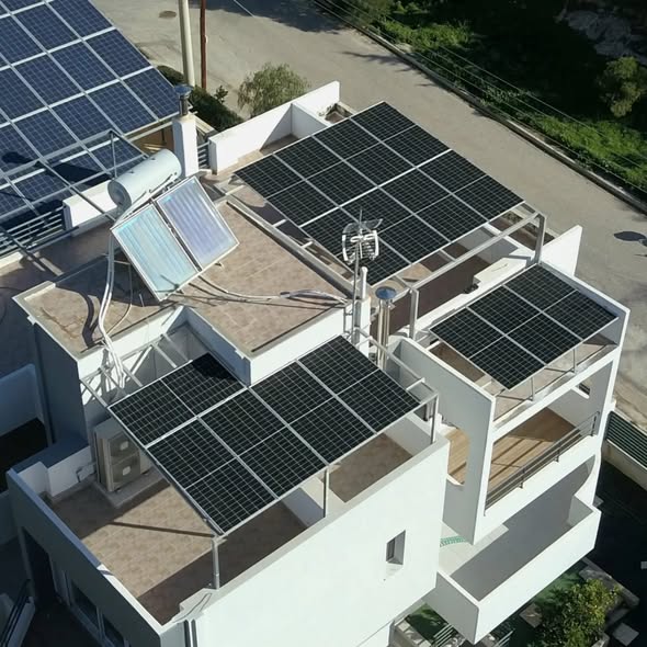 Αεροφωτογραφία φωτοβολταϊκής εγκατάστασης 7,36 kW στην Άνω Γλυφάδα Αττικής