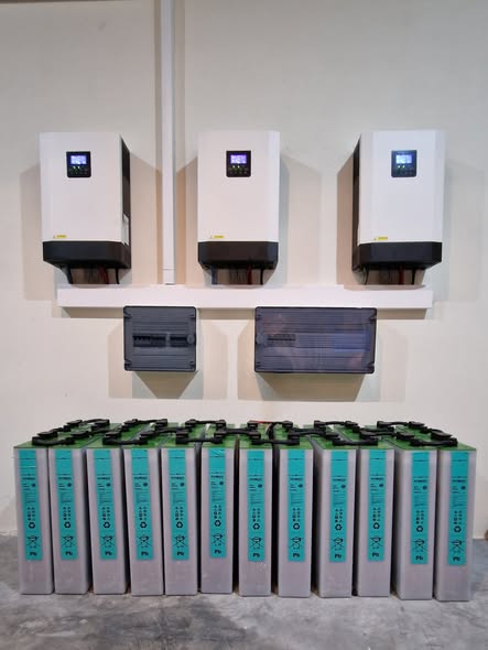 Πίνακας αυτόνομου συστήματος - 3 inverter SolarFam και μπαταρίες 2V Eco PVSM 500