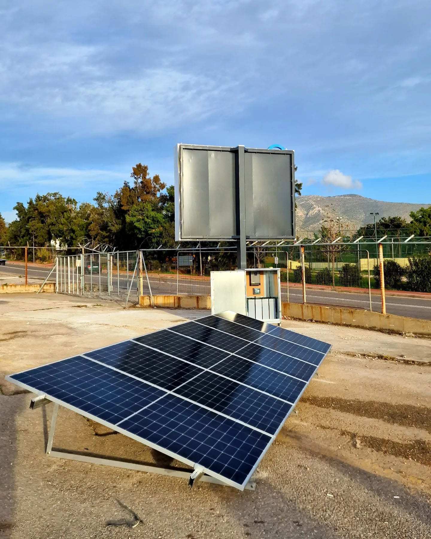 Αυτόνομο φωτοβολταϊκό πάνελ EcoSun 555W και ταμπέλα στο εργοτάξιο του Ελληνικού