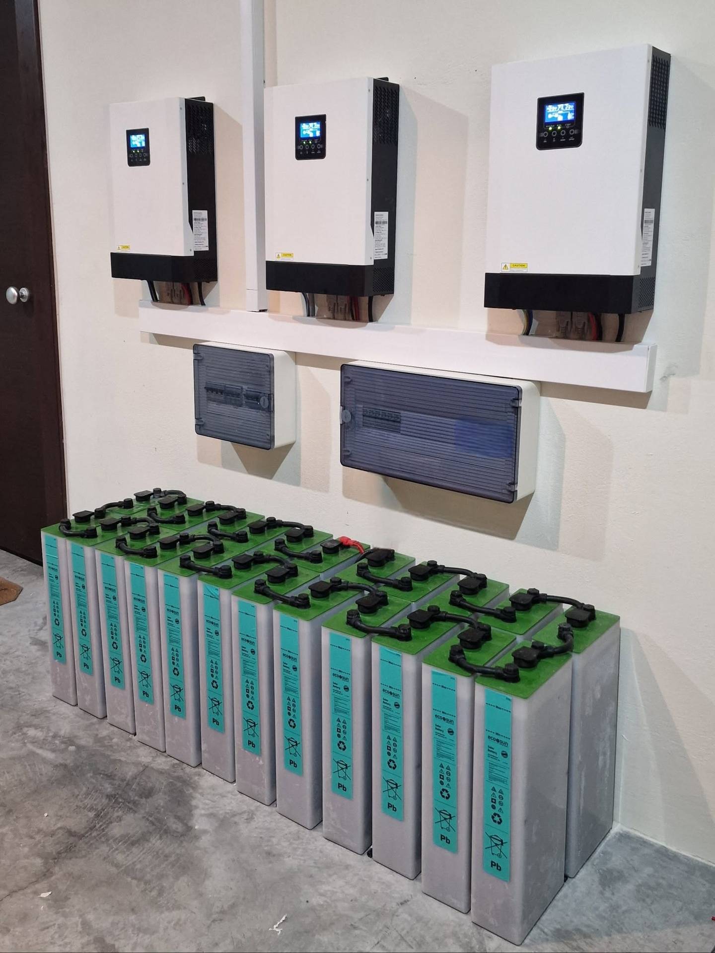 3 x inverter SolarFam HYBRID MPS 5.5kW και συστοιχία μπαταριών 2V Eco PVSM 500